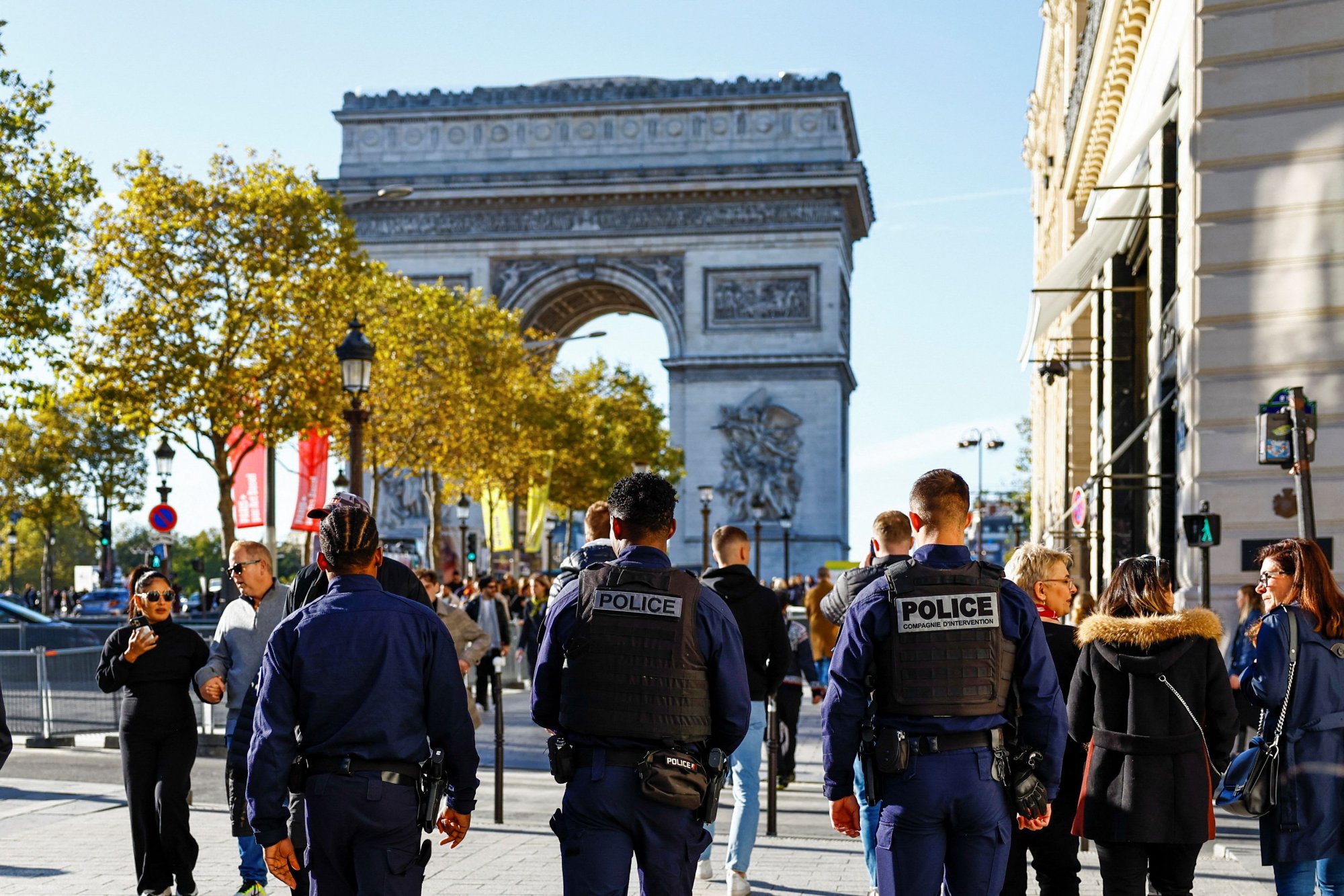 Παρίσι: Άνδρας απείλησε αστυνομικούς με χασαπομάχαιρο – Προσπάθησαν να του ρίξουν τέιζερ, δεν έπιασε και τον σκότωσαν