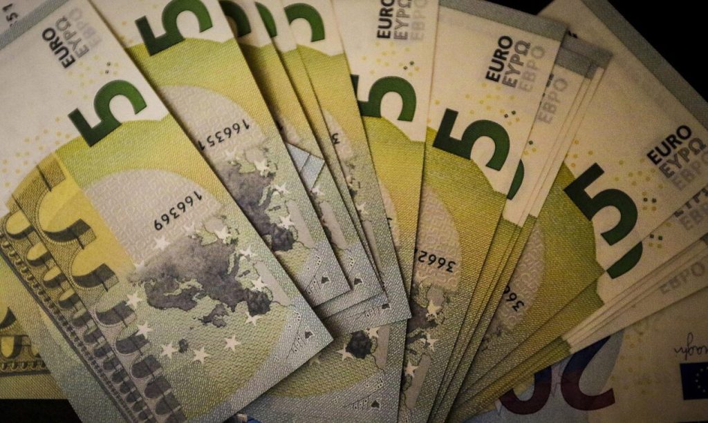 Τράπεζες: Με «χαράτσι» ύψους 6 ευρώ θα επιβαρύνονται όσοι έχουν καταθετικούς λογαριασμούς