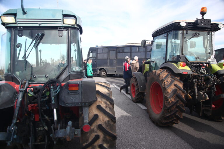 Κλιμακώνονται οι κινητοποιήσεις των αγροτών – Κλείνουν επ’ αόριστον από σήμερα την ΕΟ Θεσσαλονίκης-Μουδανιών