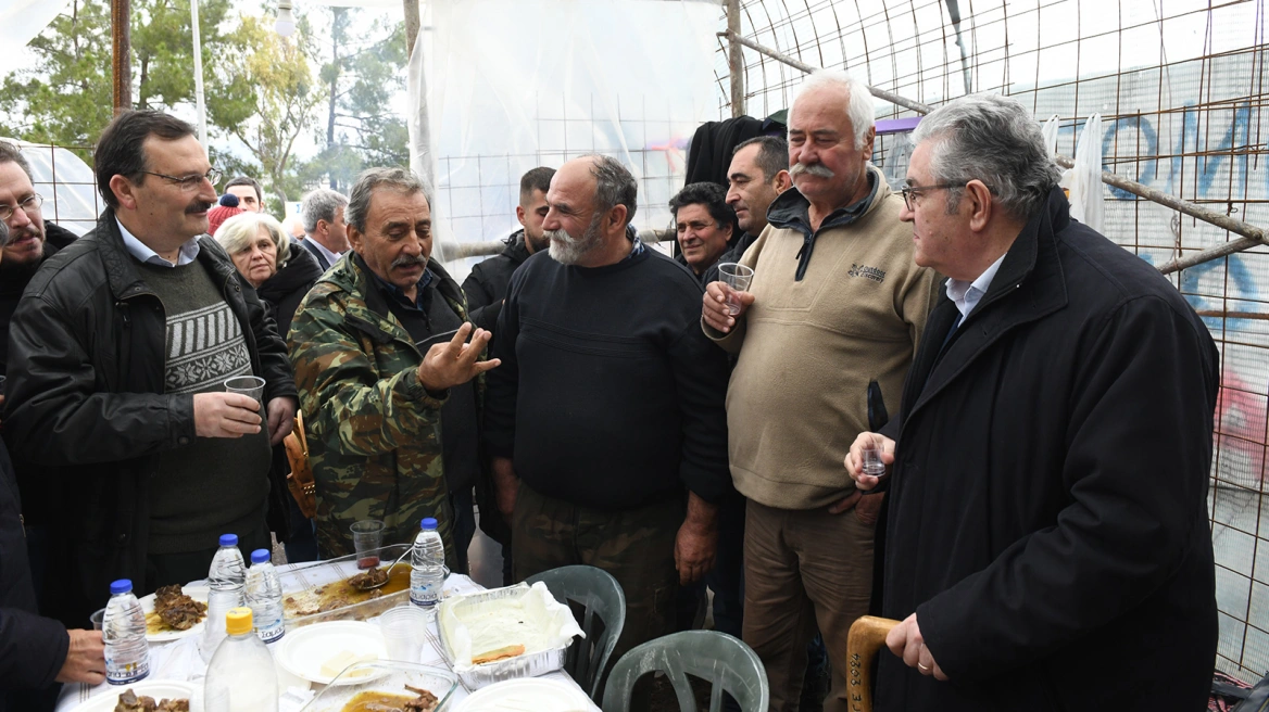 Μπλόκο αγροτών στα Μεγάλα Χωράφια Χανιών: «Να πάτε μέχρι τέλους τα αιτήματά σας» λέει ο Δ.Κουτσούμπας