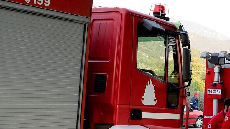 Στις φλόγες τυλίχτηκε επιχείρηση στον Ασπρόπυργο – Μεγάλη κινητοποίηση της Πυροσβεστικής