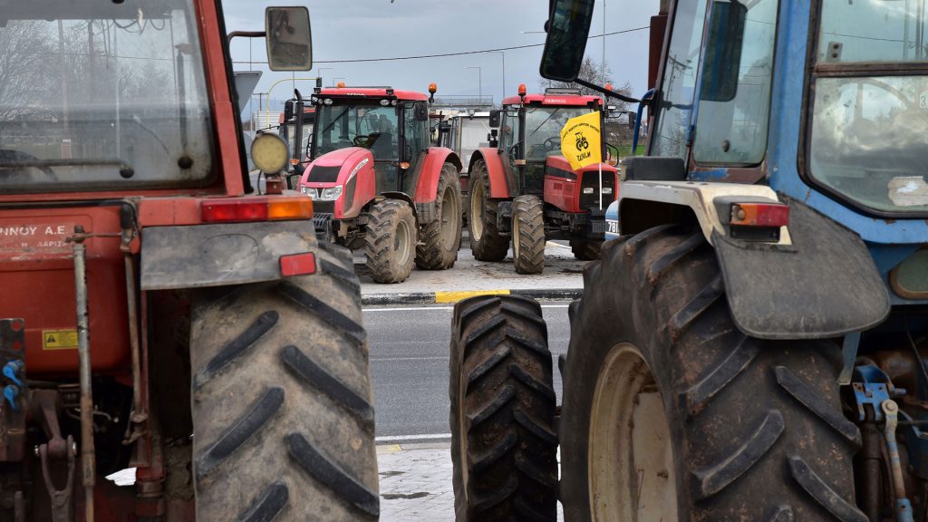 Ημαθία: Έκλεισαν την Εγνατία Οδό οι αγρότες – Ετοιμάζουν 24ωρη «πολιορκία» στη Βουλή