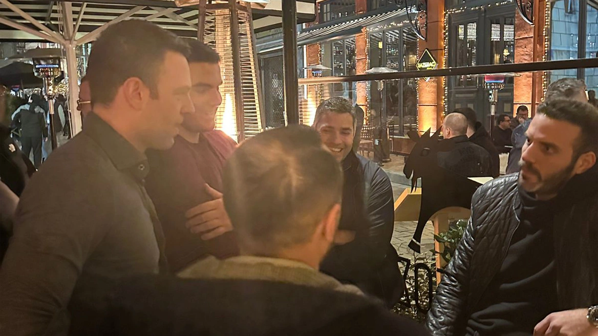 Στου Ψυρρή για ποτό ο Σ.Κασσελάκης με τον πρώην μπασκετμπολίστα Ν.Παππά (φωτο)