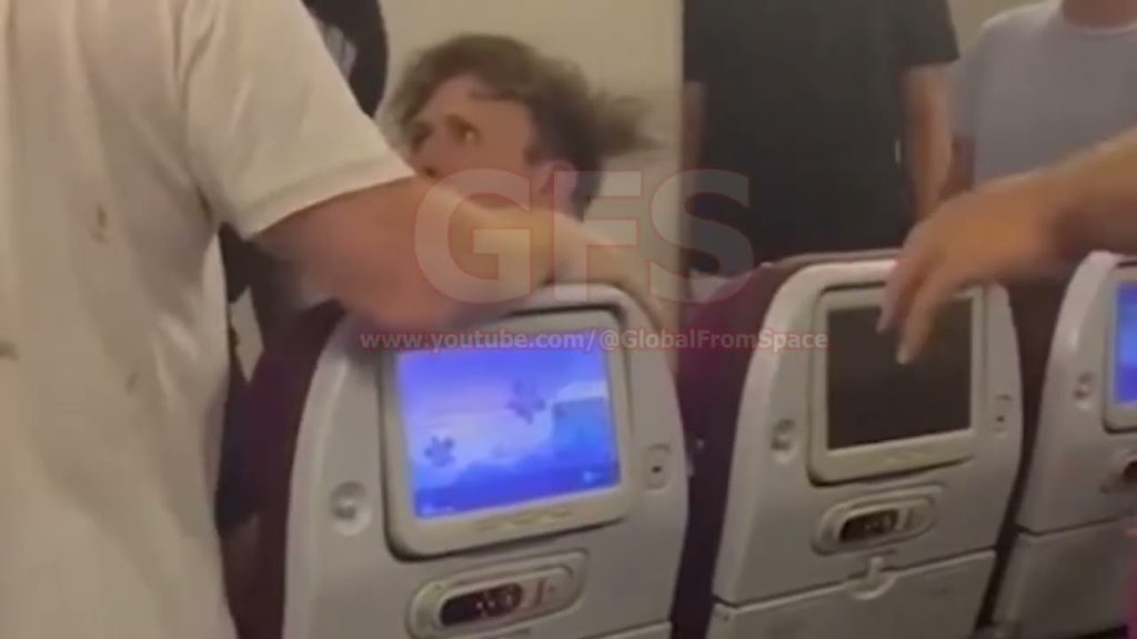 Τρόμος στον αέρα: Επιβάτης πτήσης γρονθοκόπησε αεροσυνοδό και τον έδεσαν στο κάθισμα (βίντεο)