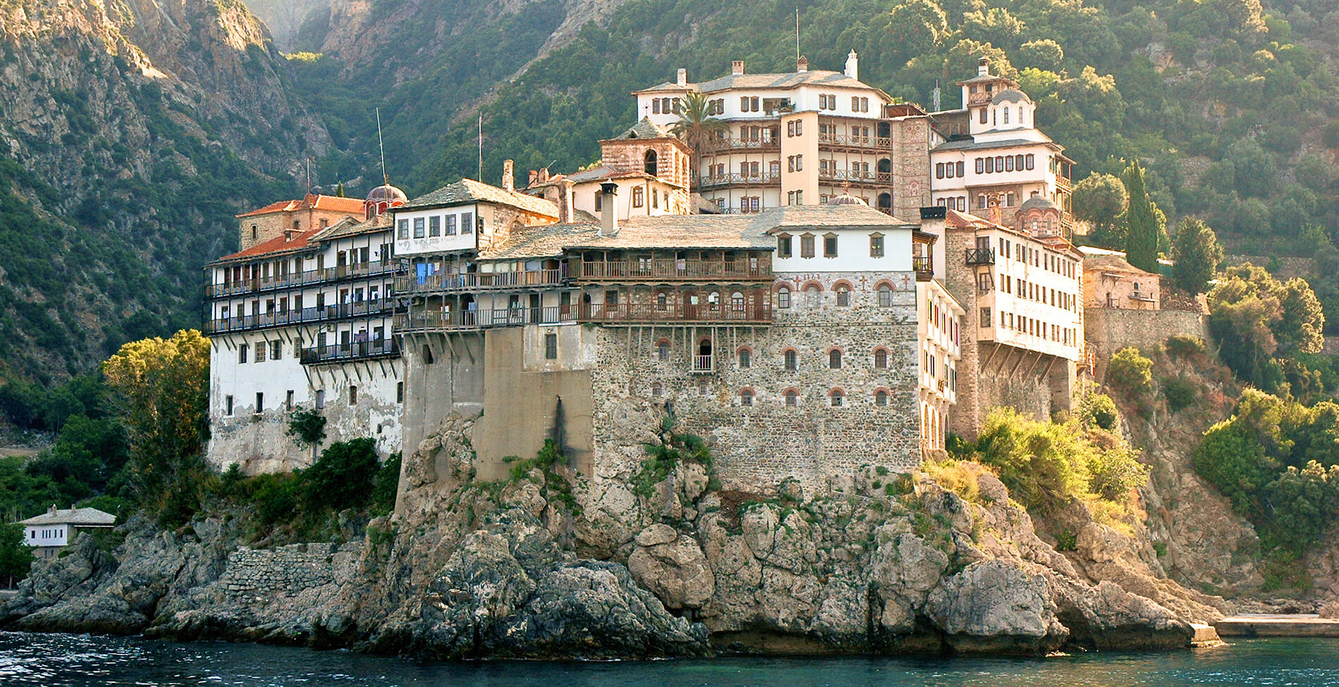 Άγιο Όρος – Μονή Γρηγορίου για γάμο ομοφυλόφιλων: «Ο Χριστός ξανασταυρώνεται στη Βουλή»