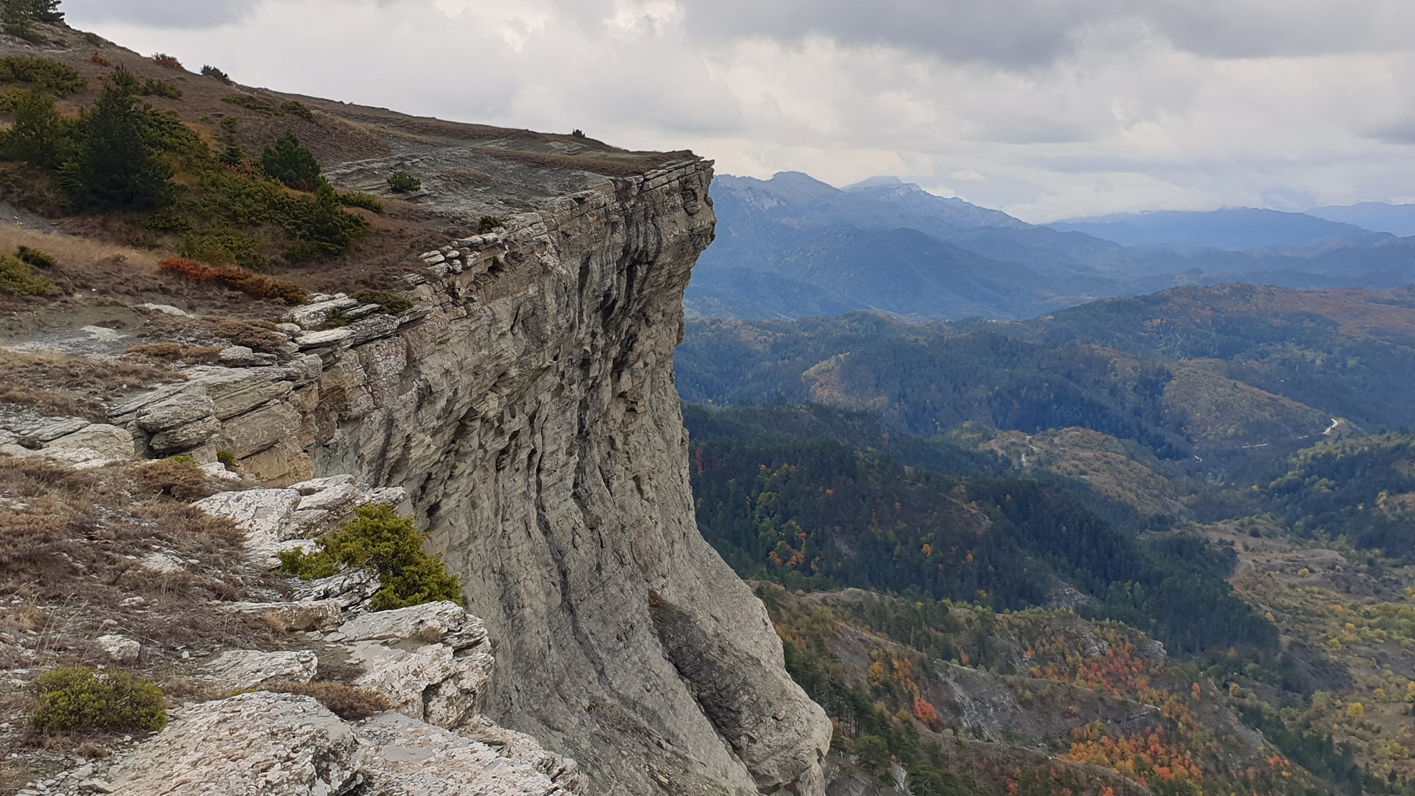 Ελασσόνα: Τρελή πορεία ΙΧ – Κατέληξε να κρέμεται σε γκρεμό (φώτο)