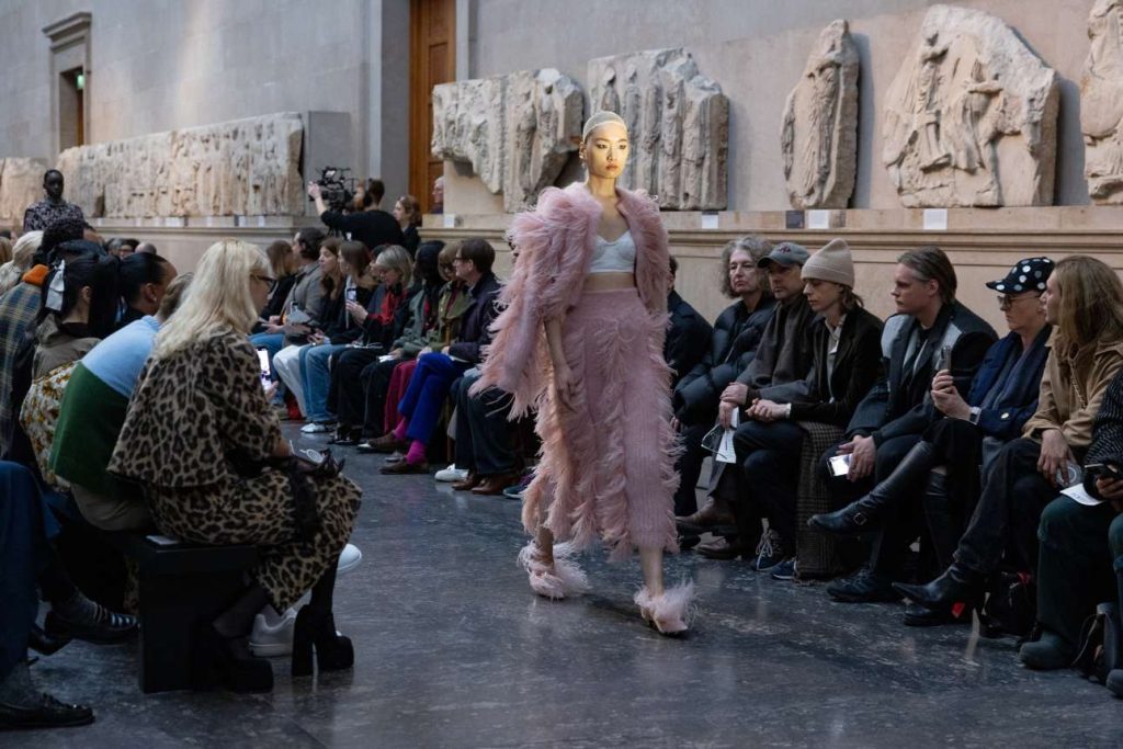 Βρετανικό Μουσείο για επίδειξη μόδας Τούρκου σχεδιαστή: «Η φροντίδα της συλλογής παραμένει προτεραιότητά μας»