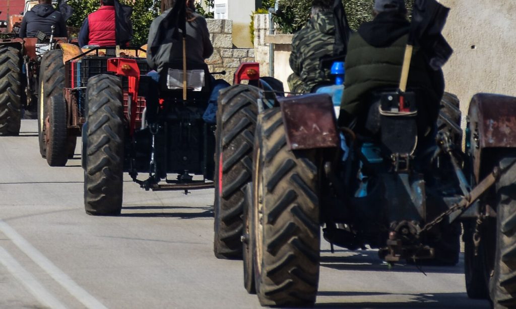 Έτοιμοι για την «έφοδο» στην Αθήνα οι αγρότες: Έριξαν κοπριές σε κρατικά κτίρια στην Καστοριά (βίντεο)