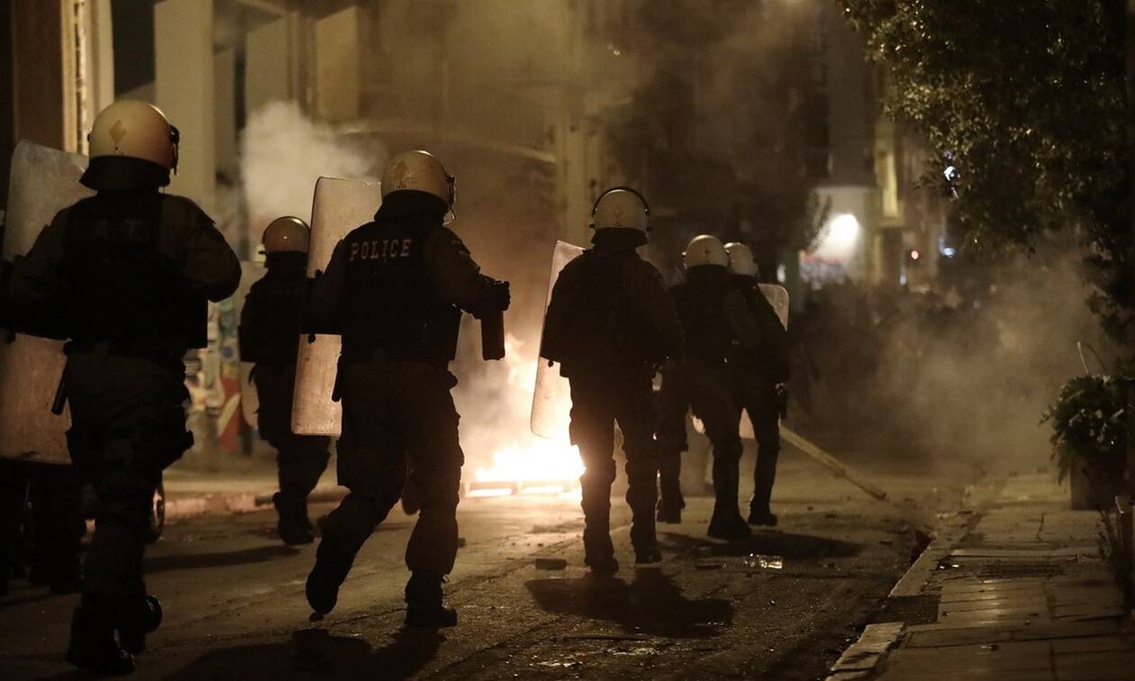 Εξάρχεια: Ομάδα 100 ατόμων επιτέθηκε σε διμοιρία των ΜΑΤ με μπουκάλια και πέτρες (βίντεο)