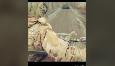 Οι νεοναζί του Τάγματος Αζόφ πήγαν χαιρετώντας ναζιστικά στην Αντιίβκα και τώρα ικετεύουν με σκυμμένο το κεφάλι