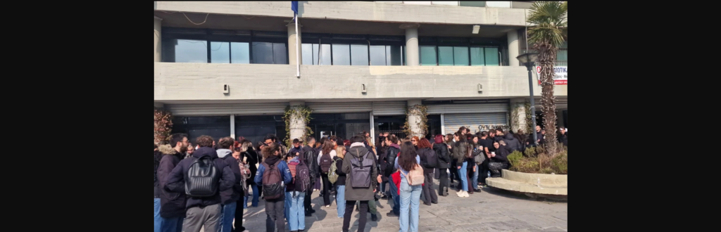 Φοιτητές διαμαρτύρονται στο ΑΠΘ για την επέμβαση της ΕΛ.ΑΣ. στην κατάληψη της Νομικής