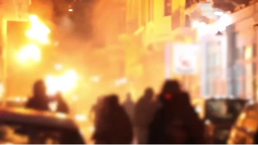 Βίντεο ντοκουμέντο από την επίθεση με μολότοφ και μπουκάλια κατά αστυνομικών στα Εξάρχεια 