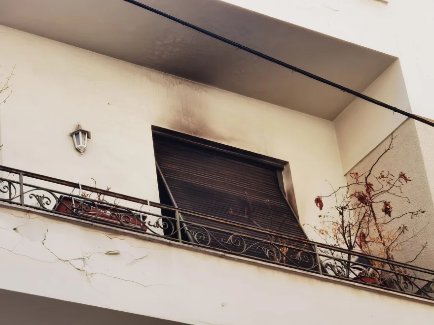 Αναμμένη ηλεκτρική κουζίνα προκάλεσε τη φωτιά στο σπίτι του Μανώλη Μαυρομμάτη στο Κολωνάκι