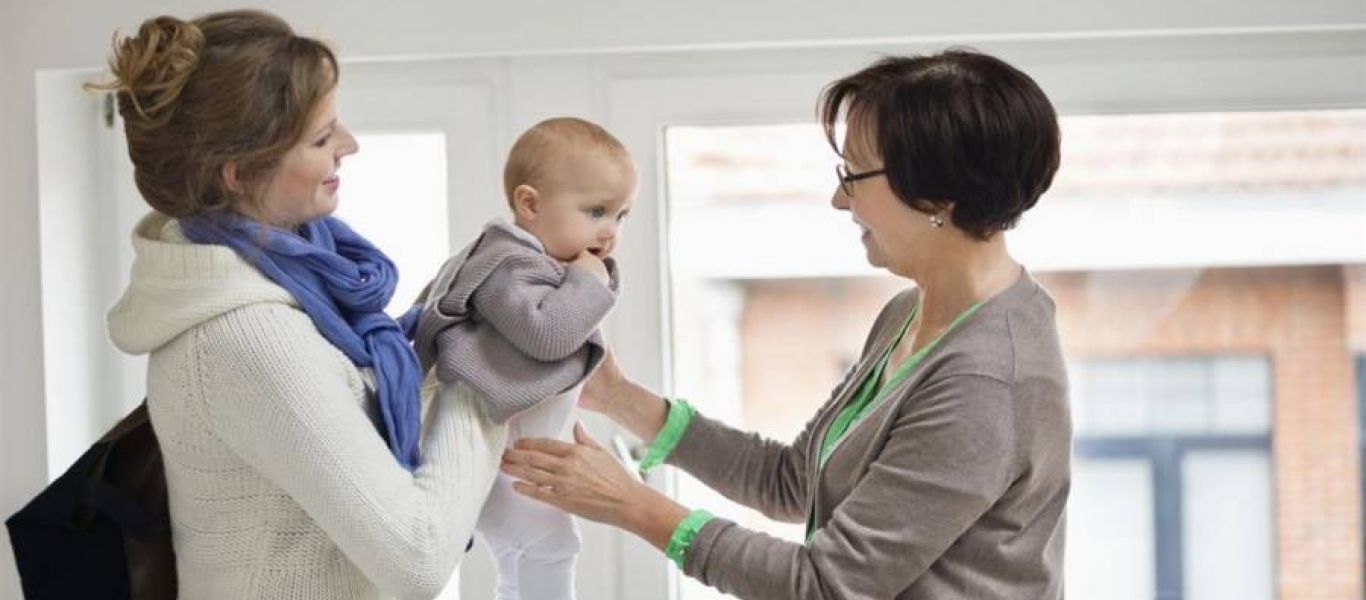 «Νταντάδες της γειτονιάς»: Γιαγιάδες και παππούδες εντάσσονται στο πρόγραμμα – Πώς θα λαμβάνουν τα 500 ευρώ