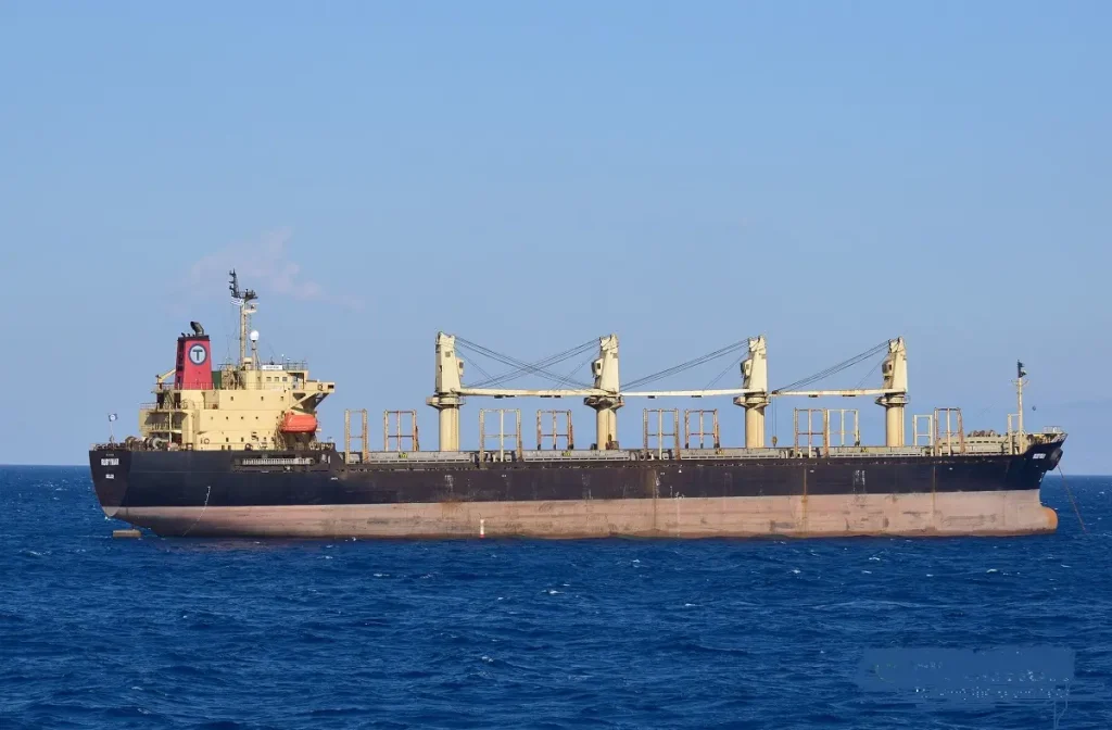 Υεμένη: Απομακρύνθηκε το πλήρωμα του φορτηγού πλοίου Rubymar που δέχτηκε επίθεση από πυραύλους των Χούθι