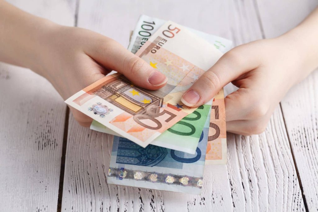 Η πρόταση της ΓΣΕΕ για τον κατώτατο μισθό – «Άμεση αύξηση στα 908 ευρώ μηνιαίως»