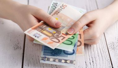 Η πρόταση της ΓΣΕΕ για τον κατώτατο μισθό – «Άμεση αύξηση στα 908 ευρώ μηνιαίως»