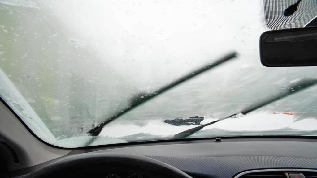 Αυτό είναι το κόλπο για να μην θολώνουν τα τζάμια του αυτοκινήτου