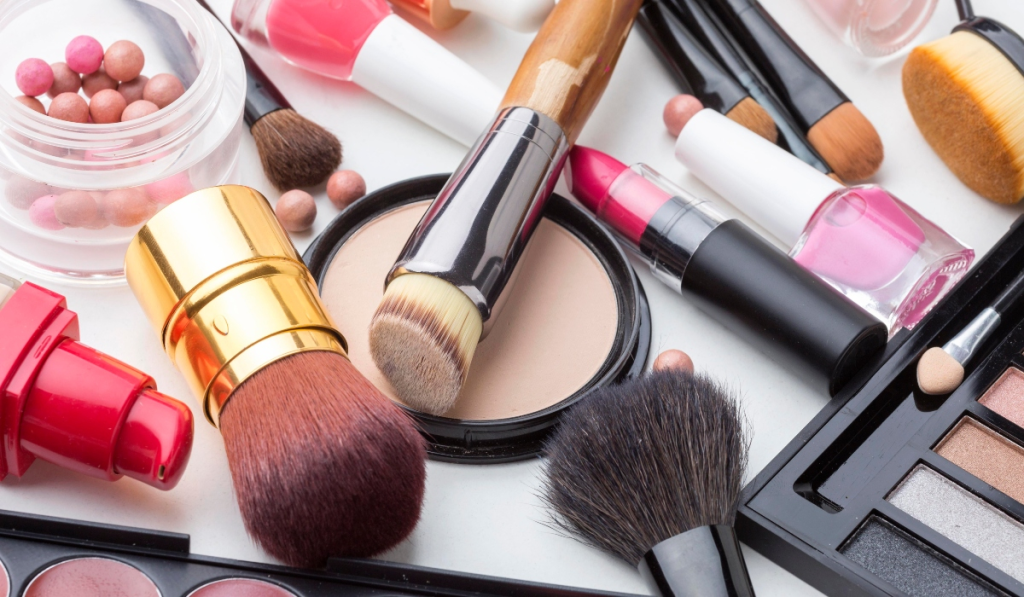 Ο ΕΟΦ ανακαλεί από την αγορά παρτίδες δύο καλλυντικών – «Η εταιρεία να τα αποσύρει»