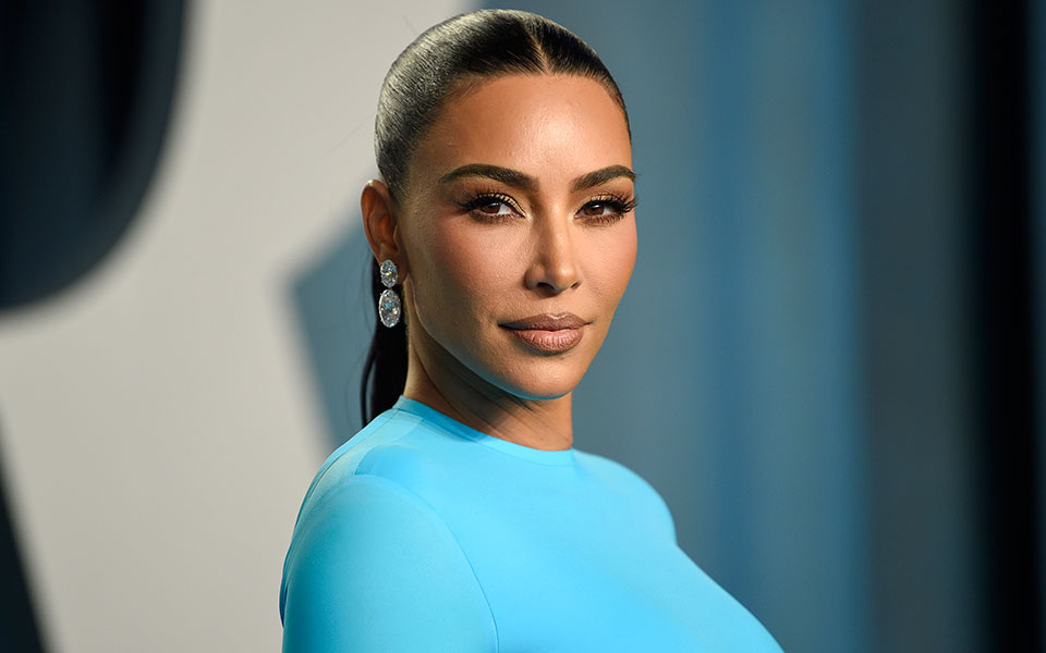 Κιμ Καρντάσιαν: Πόζαρε με μίνι και μαγιό και  οι followers της δεν ενθουσιάστηκαν – «Έχει παραμορφωθεί»