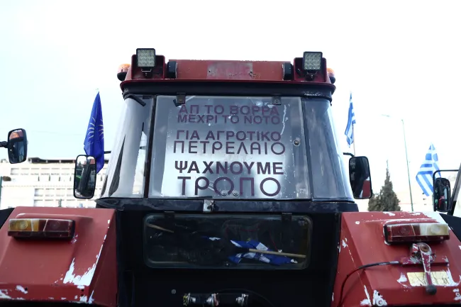 Σύνταγμα: Σύνθημα αγρότη σε τρακτέρ με το τραγούδι του Β.Καρρά «Απ’ το Βορρά μέχρι το Νότο» (φωτο)