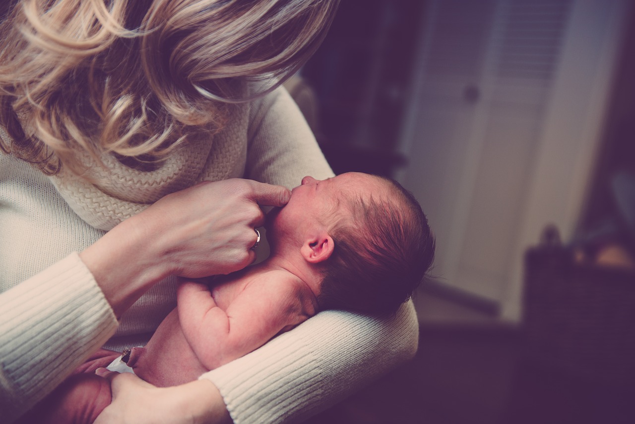 Επίδομα γέννας: Διπλά αναδρομικά θα λάβουν οι εργαζόμενες μητέρες τον Απρίλιο – Τα ποσά