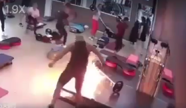 Τρόμος στην Κύπρο: Η στιγμή που άντρας μπαίνει σε γυμναστήριο, χτυπά γυναίκα και βάζει φωτιά (βίντεο)