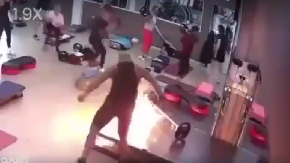 Τρόμος στην Κύπρο: Η στιγμή που άντρας μπαίνει σε γυμναστήριο, χτυπά γυναίκα και βάζει φωτιά (βίντεο)
