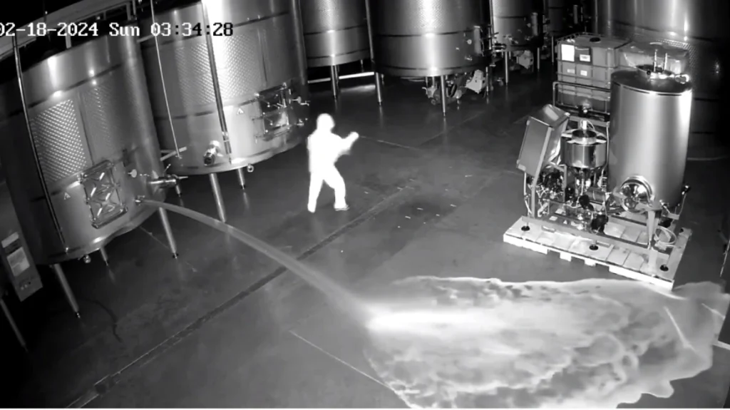 Ισπανία: Άνδρας «μπούκαρε» σε οινοποιείο και έχυσε 60.000 λίτρα κρασί αξίας 2 εκατ. ευρώ (βίντεο)