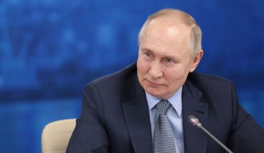 Β.Πούτιν: «Αβάσιμοι και απεχθείς οι ισχυρισμοί της συζύγου του ότι ο Ναβάλνι δηλητηριάστηκε με νόβιτσοκ»