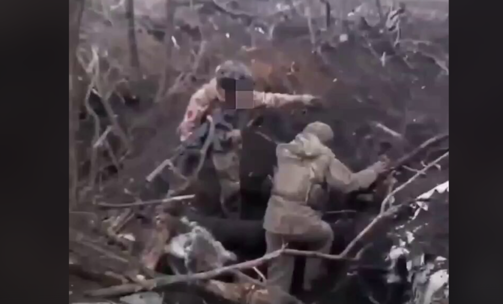 Αιχμαλωτισμένος Ουκρανός «δίνει τα χέρια» με τον Ρώσο νικητή της μάχης: «Είσαι πλέον ασφαλής»