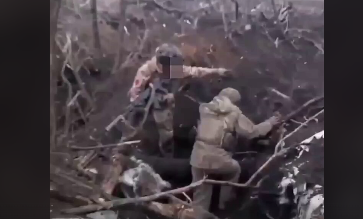 Αιχμαλωτισμένος Ουκρανός «δίνει τα χέρια» με τον Ρώσο νικητή της μάχης: «Είσαι πλέον ασφαλής»