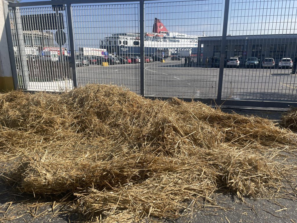 Μυτιλήνη: Αγρότες έστησαν μπλόκο στο λιμάνι και έβαλαν φωτιά σε άχυρα (βίντεο)