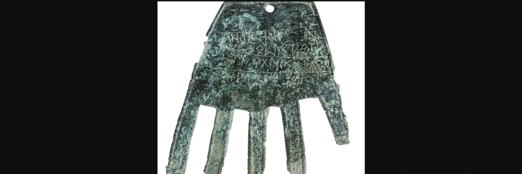 Μυστήριο με αρχαία γλώσσα που βρέθηκε χαραγμένη σε χάλκινο αντικείμενο ηλικίας 2.100 ετών (φωτο)
