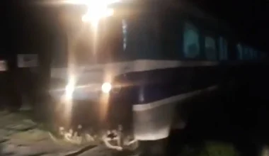 Ημαθία: Τρένο πέρασε από φυλασσομένη διάβαση με ανεβασμένες μπάρες – Βίντεο ντοκουμέντο 