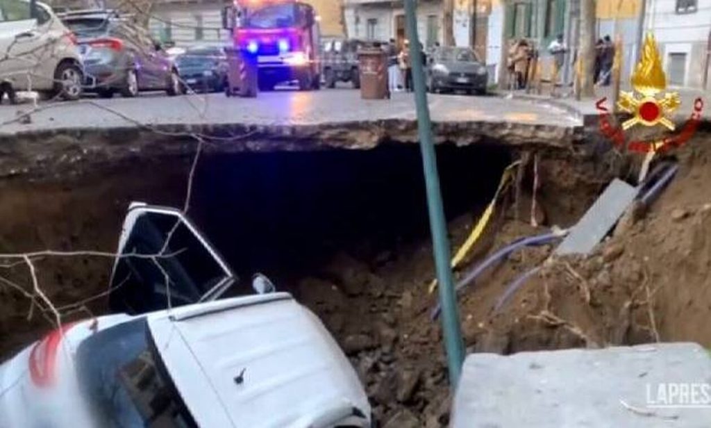 Ιταλία: Απίστευτες εικόνες με ΙΧ που άνοιξε η γη και τα «κατάπιε» (βίντεο)