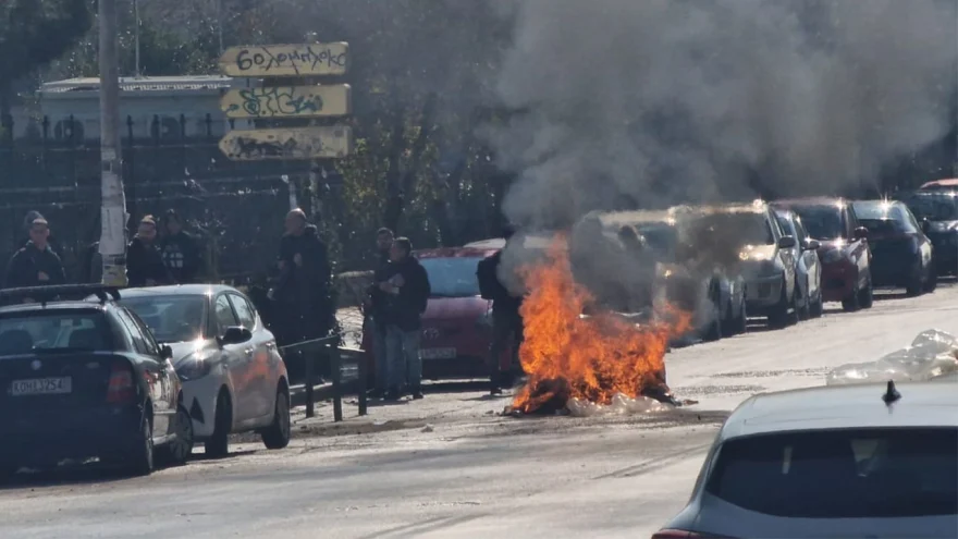 Επεισόδια μετά το πανεκπαιδευτικό συλλαλητήριο στη Θεσσαλονίκη – Κουκουλοφόροι έβαλαν φωτιά σε κάδους (φώτο-βίντεο)