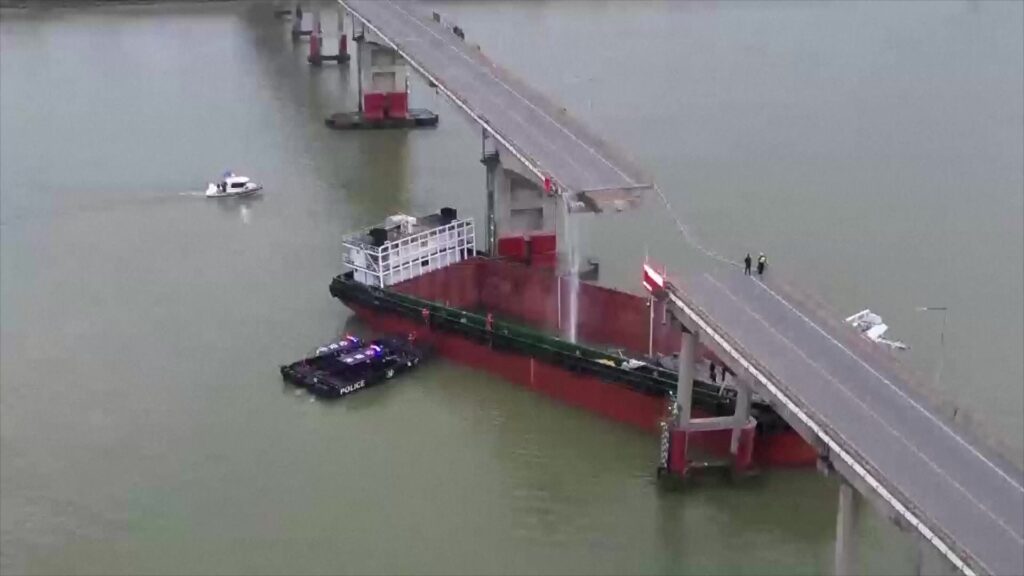 Κίνα: Δύο νεκροί και τρεις αγνοούμενοι από πρόσκρουση πλοίου σε γέφυρα (βίντεο)