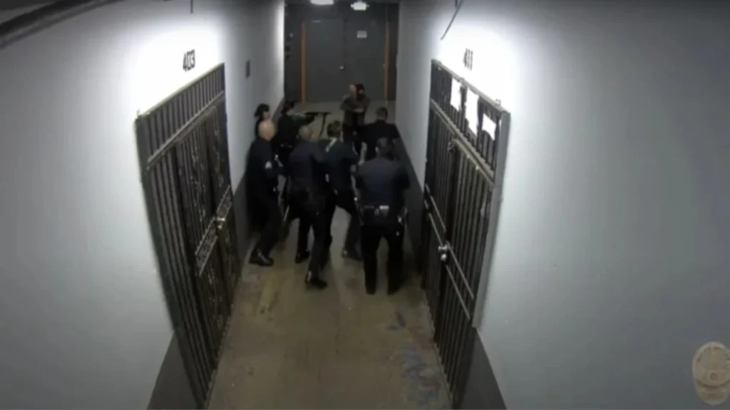 ΗΠΑ: Η στιγμή που αστυνομικοί στο Λος Άντζελες σκοτώνουν άνδρα που κρατάει πλαστικό πιρούνι (βίντεο)