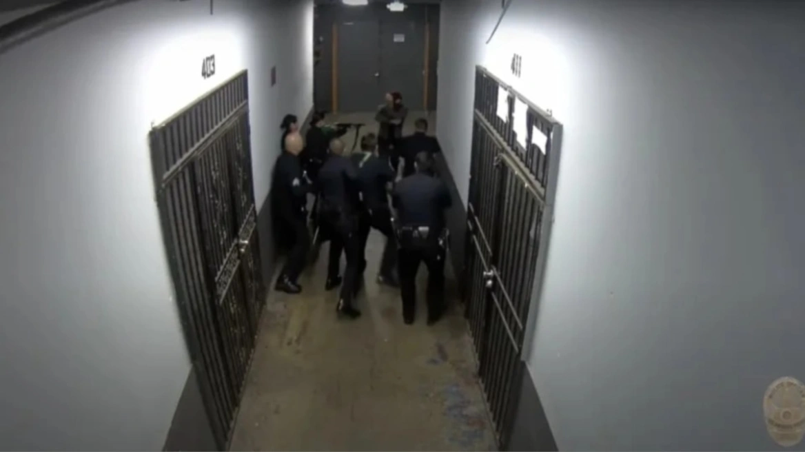 ΗΠΑ: Η στιγμή που αστυνομικοί στο Λος Άντζελες σκοτώνουν άνδρα που κρατάει πλαστικό πιρούνι (βίντεο)