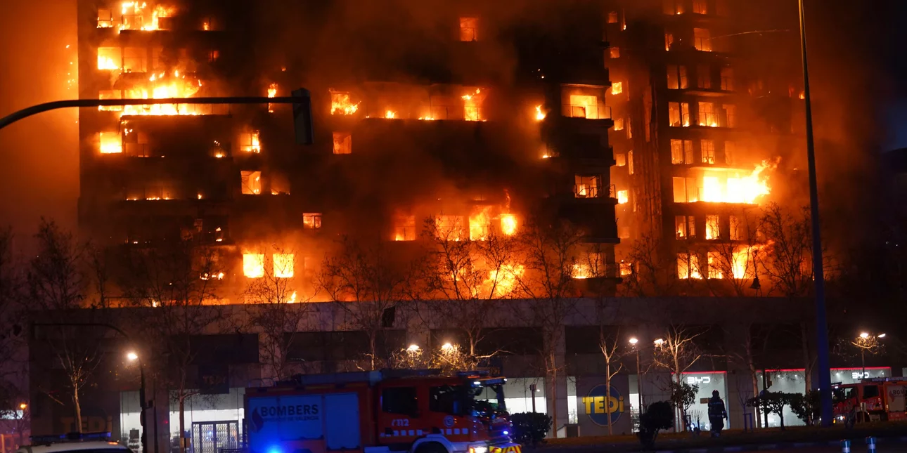 Ισπανία: Στις φλόγες παραδόθηκε 14ωροφο κτίριο στη Βαλένθια (βίντεο) 