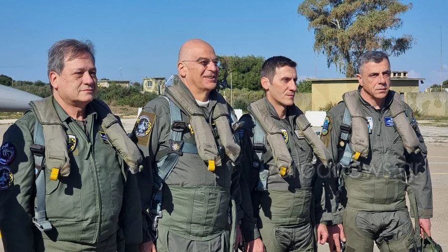 Πτήση πάνω από το Αιγαίο με σχηματισμό F-16 Viper πραγματοποιεί ο Ν.Δένδιας (φωτο)