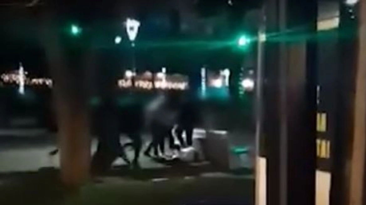 Βίντεο ντοκουμέντο από τον άγριο ξυλοδαρμό του 17χρονου στην Καβάλα  – «Θα τον σκοτώσουν»