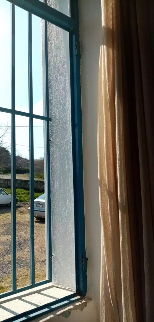 Ακόμα ένα ατύχημα σε σχολείο: Παράθυρο σε Ειδικό Σχολείο στην Ελασσόνα έπεσε δίπλα σε εκπαιδευτικό