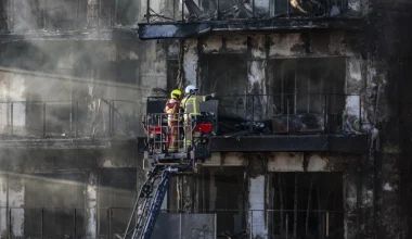 Φονική πυρκαγιά σε πολυκατοικία στη Βαλένθια: Στους 10 οι νεκροί – «Πήρα το παιδί μου κι έτρεξα» λέει ένοικος του κτιρίου
