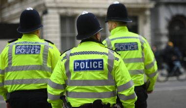 Άγρια δολοφονία στη Βρετανία: Τρία μικρά παιδιά εντοπίστηκαν νεκρά μέσα στο σπίτι τους – Δέχθηκαν πολλαπλές μαχαιριές