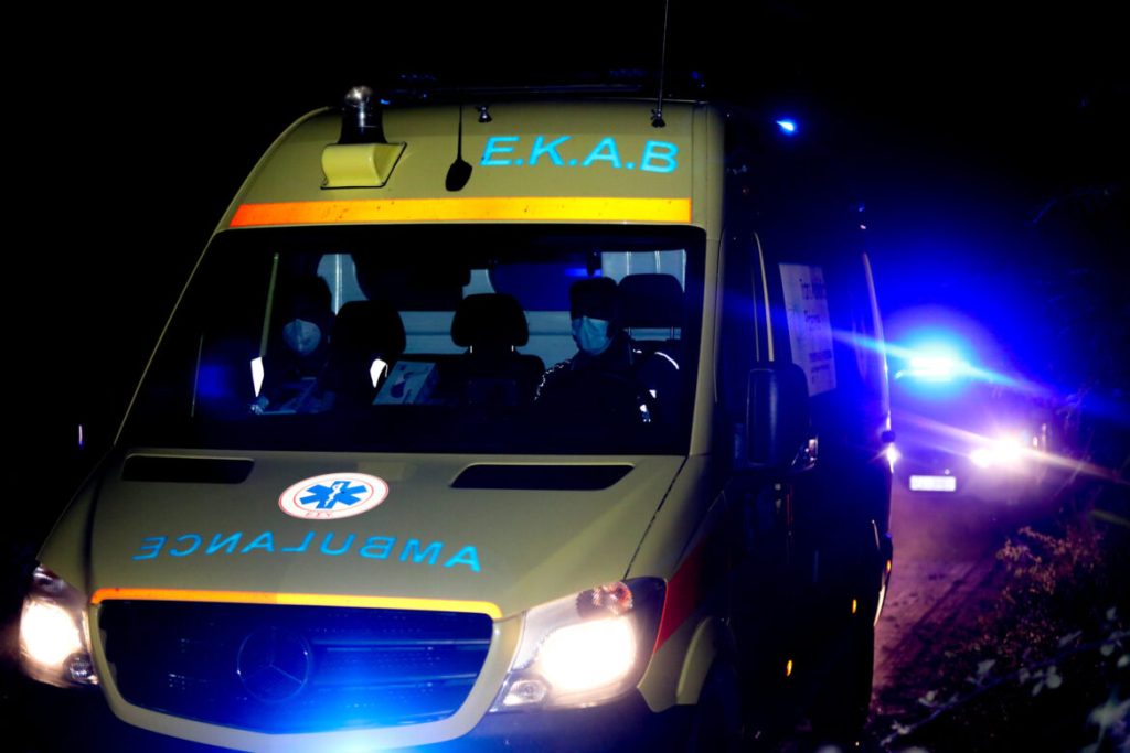 Σοβαρό τροχαίο στην Πέλλα: Τέσσερα άτομα μεταφέρθηκαν στο νοσοκομείο – Ένα από τα εμπλεκόμενα ΙΧ κόπηκε στη μέση (φώτο)