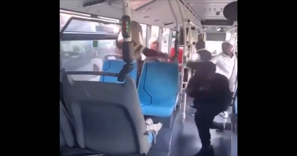 Ο πολυπολιτισμός σε πλήρη εφαρμογή: «Κλοτσοπατινάδα» τραβεστί με έγχρωμο σε λεωφορείο στην Γαλλία