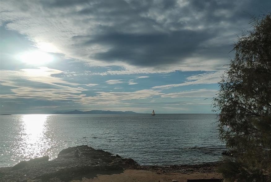 Άστατος ο καιρός σήμερα – Σε υψηλά για την εποχή επίπεδα η θερμοκρασία