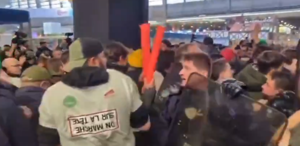 Βίντεο: Ξυλοδαρμός του Γάλλου προέδρου Ε.Μακρόν από τους Γάλλους αγρότες αποφεύχθηκε στο «παρά 1’»!